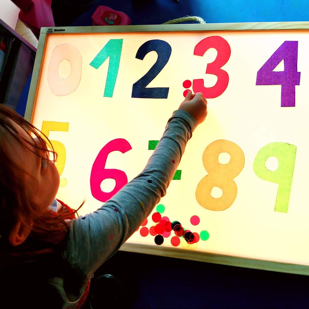 R-CRE@ – Montessori-Leuchttisch RGB 48x37x7 cm mit Aktivitätsheft | Mehrfarbige LED mit Fernbedienung | Zertifiziert (AIJU + Univ. Murcia) | Sensorischer Lichttisch für Kinder | Kreatives Lernen