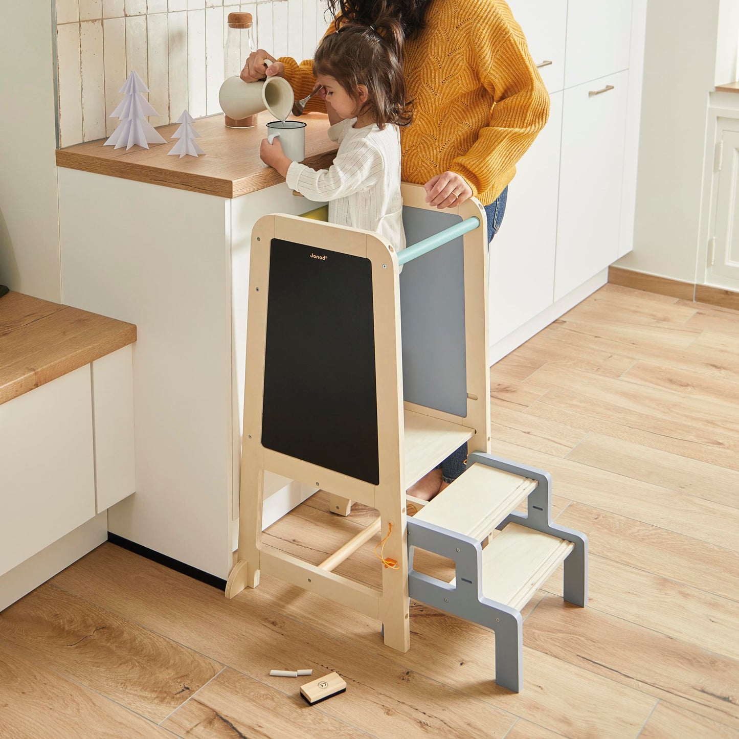 Janod - Lernturm aus Holz - 2 Einstellbare Höhen - 1 Abnehmbarer Tritthocker, 1 Tafel, 2 Kreiden, 1 Bürste - Ab 18 Monate, J09640