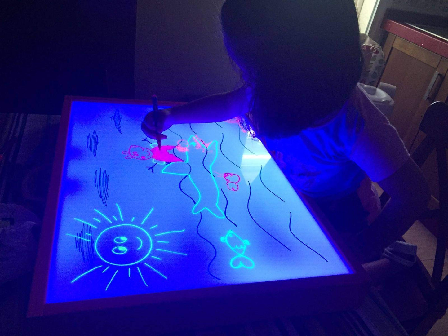 R-CRE@ – Montessori-Leuchttisch RGB 48x37x7 cm mit Aktivitätsheft | Mehrfarbige LED mit Fernbedienung | Zertifiziert (AIJU + Univ. Murcia) | Sensorischer Lichttisch für Kinder | Kreatives Lernen