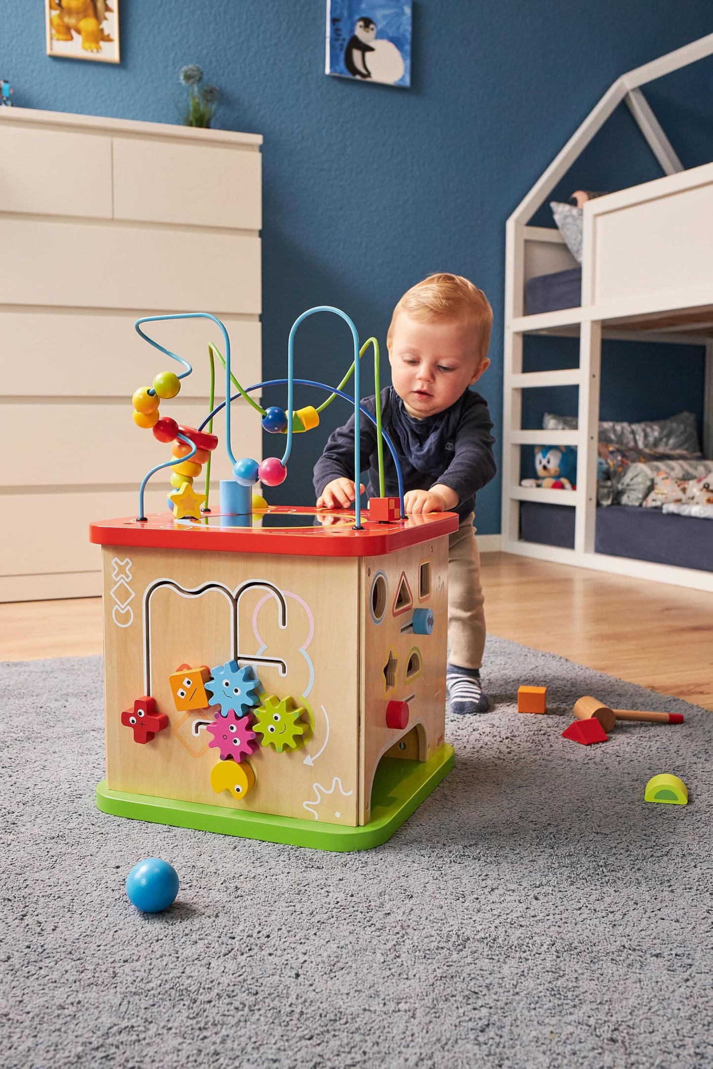 goki 59964 - Activity- und Motorikwürfel ActiveKids aus Holz und Metall, Lernspielzeug für Kleinkinder, Fördert Feinmotorik und Sinneswahrnehmung, bunter Spielwürfel XXL, 35cm x 35cm x 54cm, ab 1 Jahr